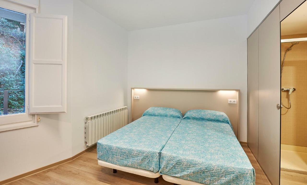 Alberg Abat Oliba Montserrat Exterior photo A bedroom with two single beds